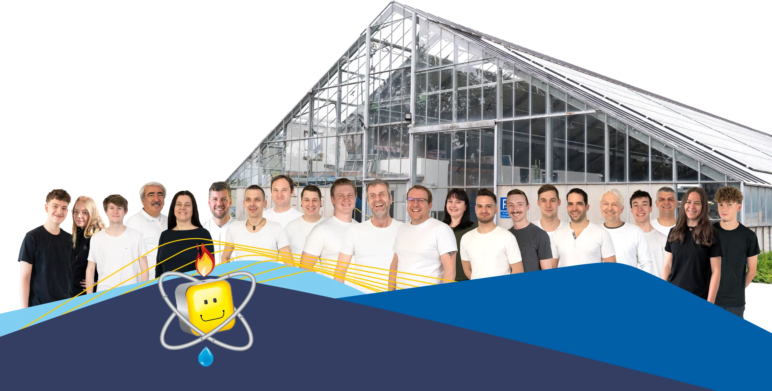 Teambild mit 20 Personen, davon 4 Frauen und 16 Männer, welche vor dem Firmengebäude mit verglaster Außenfassade stehen.